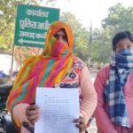 SP Kannauj Se Nayay Ki Guhaar Lagane Pahunche Maa-Beti