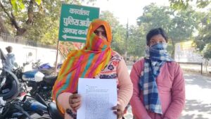 SP Kannauj Se Nayay Ki Guhaar Lagane Pahunche Maa-Beti