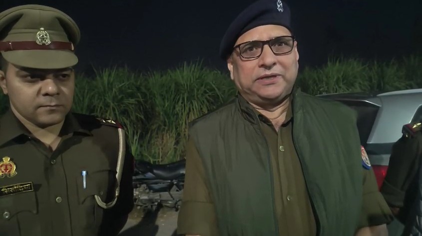 Shamli में बुटराड़ा फ्लाईओवर पर भीषण सड़क हादसा, स्विफ्ट कार कैंटर में जा घुसी — चार दोस्तों की मौत Santosh Kumar Singh ASP (Shamli)