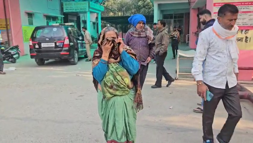 Bijnor में जमीन विवाद ने ली जान: भतीजे ने खेत में चाचा की धारदार हथियार से हत्या की Rote-Bilakhte Mritaka Ke Parijan (Bijnor)