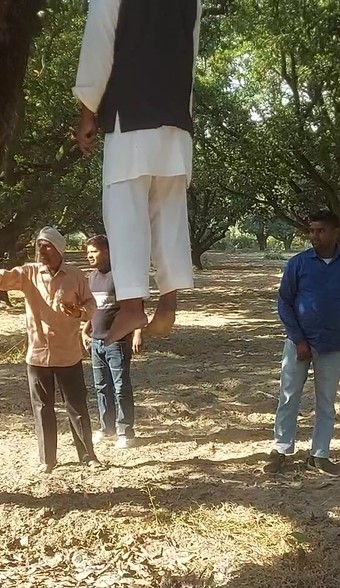 Ped Se Latka Mritak Haneef Ka Shav (Bijnor)