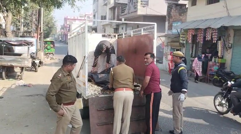 Shav Ko Post Mortem Ko Le Jaati Police (Shamli)