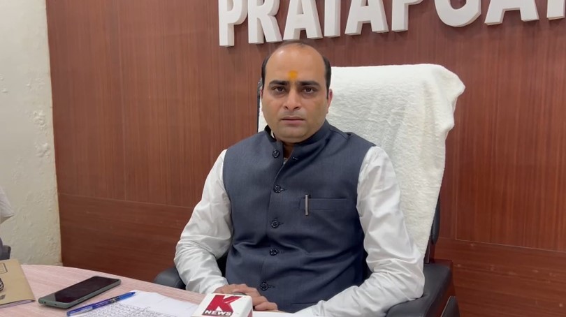 Pratapgarh में SIR फॉर्म भरने को लेकर बीएलओ से मारपीट, आरोपी के पास से देशी बम बरामद Shiv Sahay Awasthi DM (Pratapgarh)