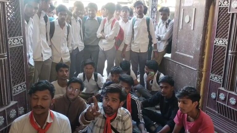 V.V. Inter Collage Ke Bahar ABVP Ka Dharna (Shamli)