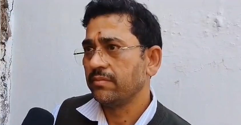 Bijnor: ड्यूटी के दौरान गिरी आंगनबाड़ी कार्यकर्ता, हार्ट अटैक से मौत; धामपुर के बूथ संख्या 97 की घटना Vimal Chaubey DPO (Bijnor)