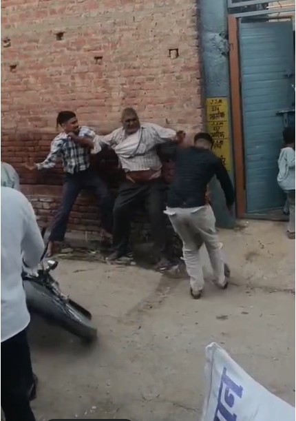 Bijnor में दबंगई का कहर: व्यक्ति पर लाठी-डंडों से हमला, घायल अस्पताल में भर्ती Vyakti Ki Pitayi Dabang Yuvak (Bijnor)