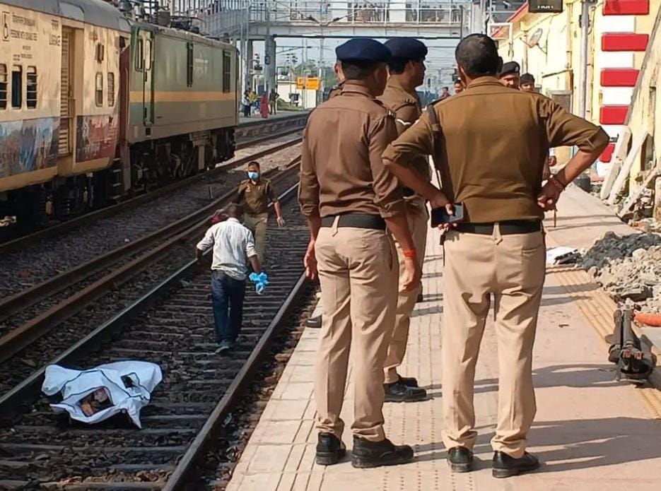 Mirzapur के चुनार रेलवे स्टेशन पर बड़ा हादसा: गंगा स्नान के लिए जा रहे छह श्रद्धालुओं की ट्रेन की चपेट में मौत Ghatnastahal Par Maujood Policekarmi (Mirzapur)