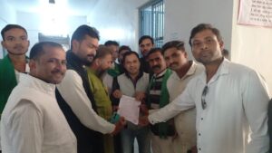 SDM Kannauj Ko Gyapan Dete Kisaan Sangthan Ke Log