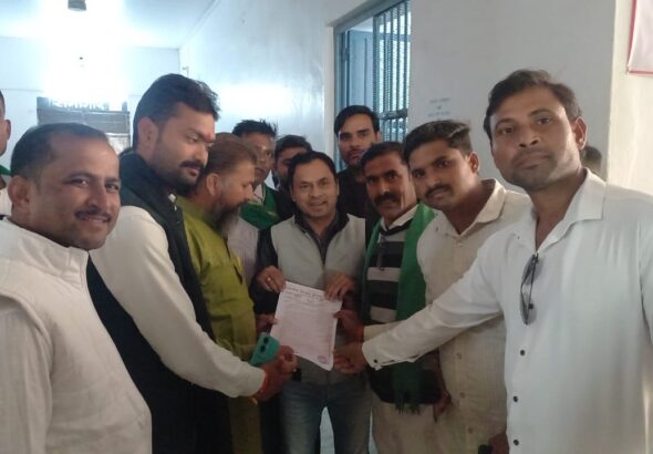 SDM Kannauj Ko Gyapan Dete Kisaan Sangthan Ke Log