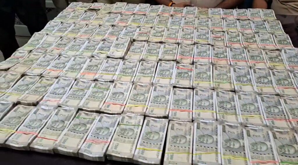Chandauli डीडीयू जंक्शन पर बड़ी कार्रवाई: चेकिंग के दौरान युवक गिरफ्तार, बैग से मिले 60 लाख रुपए Yuvak Se Baramad 60 Lakh Cash