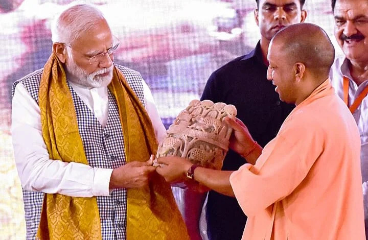 CM or PM Ne Varanasi Ko Di Fasad Lighting Yojna