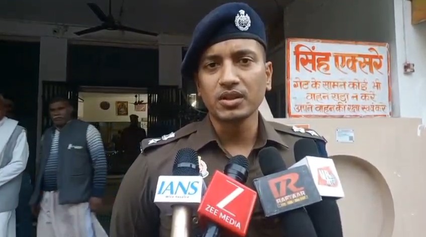 Bijnor: प्रेम प्रसंग में धोखा मिलने पर युवती ने खाया ज़हर, गंभीर हालत में अस्पताल में भर्ती Abhishek Jha SP Bijnor