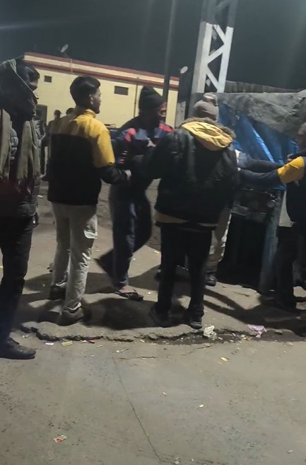 Auto Driver Ko Peet-te Dabangg Yuvak (Hathras)