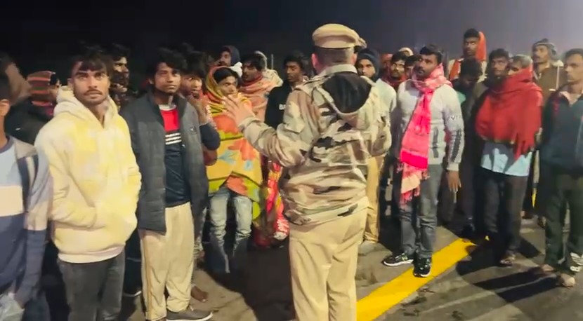 Dare Sehme Yatriyo Ko Samjhate Police Adhikaari (Kannauj)