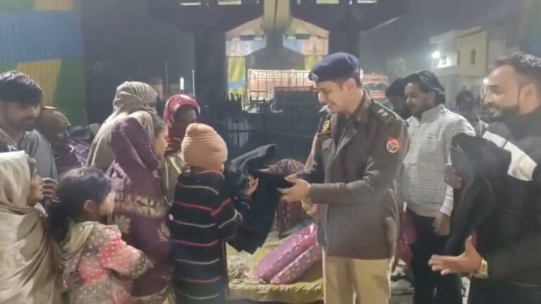 Gareebo Ko Kambal Dete Huye ASP City Rijul (Bulandshahr)