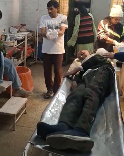 Bijnor में बड़ा सड़क हादसा: तेज रफ्तार बस पलटी, 25 यात्री घायल Haadse Me Ghayal Bujurg (Bijnor)