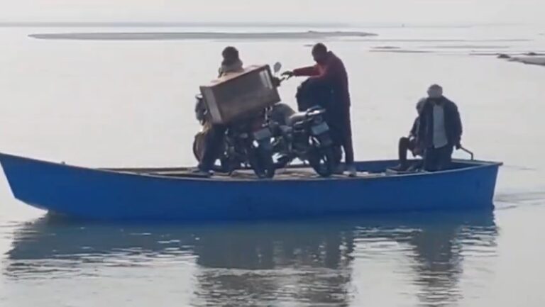 Jaan Jokhim Daal Ke Ganga Nadi Paar Karte Log (Bijnor)