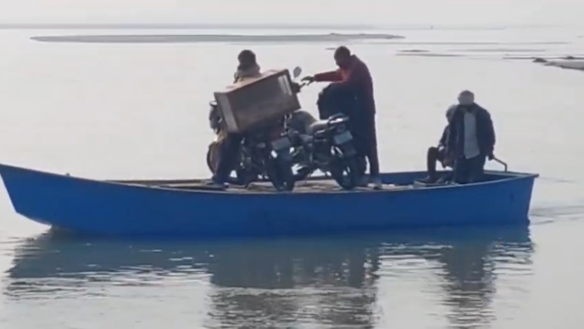 Jaan Jokhim Daal Ke Ganga Nadi Paar Karte Log (Bijnor)