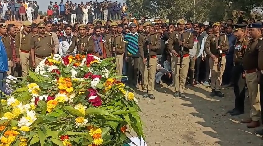 Bulandshahr का लाल अरुण राघव देश पर कुर्बान, गांव में उमड़ा जनसैलाब—मां और पत्नी बेसुध Jawan Ko Namm Aankhon Se Guard Of Owner Dete Sathi