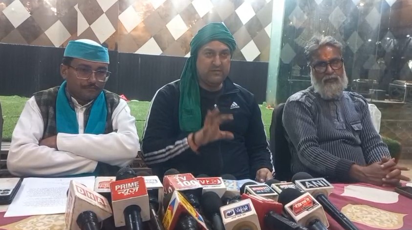 Hathras – सादाबाद अस्पताल में इलाज के बाद सिपाही की मौत का मामला गरमाया, परिजनों ने लगाए गंभीर आरोप Mahipal Singh Mritak Ke Bhai (Hathras)