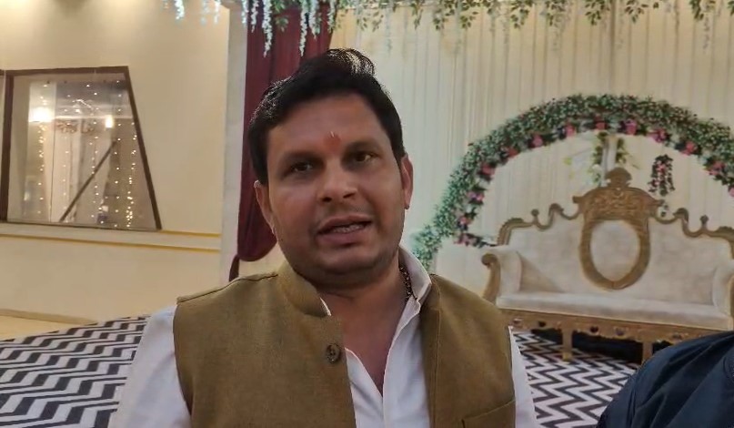 Bulandshahr में मिसाल कायम : दूल्हे ने लौटाए 51 लाख रुपये, चांदी का सिक्का लेकर किया विवाह Mantu Chaudhary Dulhe Ka Bhai (Bulandshahr)