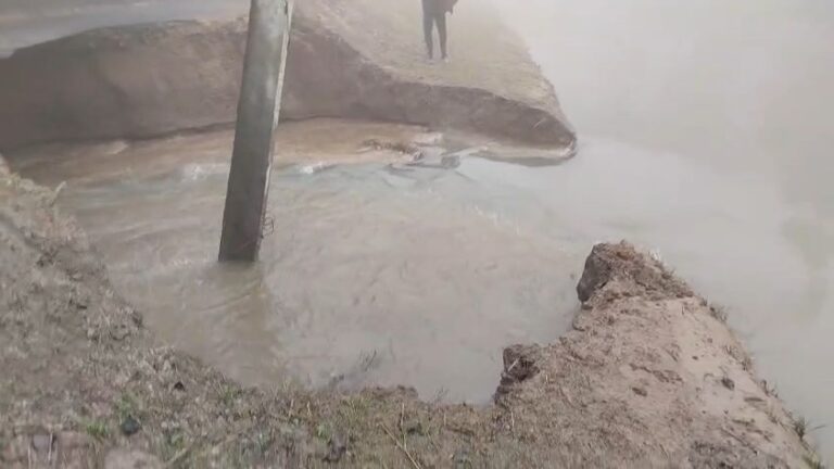 Nahar Ki Patri Tootne Se Hazaaro Bigha Fasal Barbad (Bijnor)