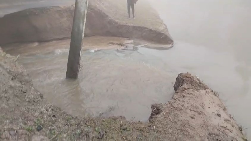 Nahar Ki Patri Tootne Se Hazaaro Bigha Fasal Barbad (Bijnor)