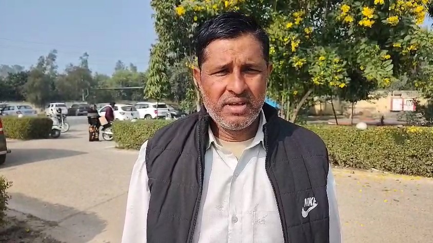 Hapur: खनन माफियाओं के हौसले बुलंद, किसानों के खेतों से जबरन उठाई जा रही मिट्टी Nasruddin Pidit Kisaan (Hapur)