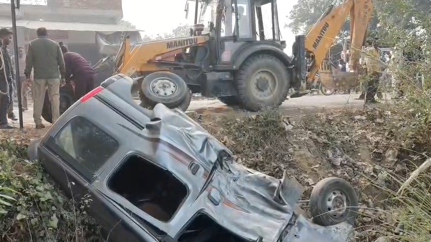 Pickup Se Takkar Khaai Me Palti Eco Car (Kasganj)