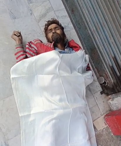 Meerut पुलिस का अमानवीय चेहरा: मृत व्यक्ति का शव फेंकते पुलिसकर्मी का वीडियो वायरल Mrit Vyakti (Meerut)