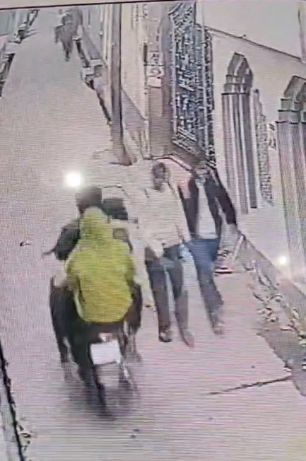 Hathras में छात्रा से छेड़छाड़ का वीडियो वायरल, सुरक्षा व्यवस्था पर उठे सवाल Chhatrao Se Chhed-Chhad Karte Manchale (Hathras)