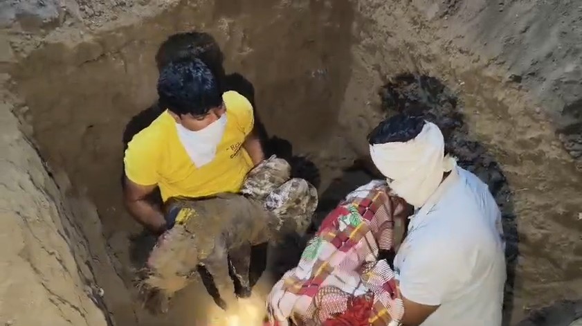 Shavo Ko Gaddhe Se Nikaalte Log (Shamli)