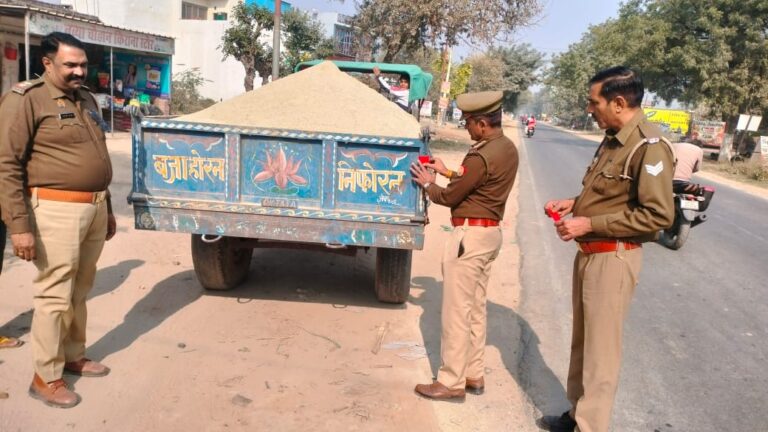 Vaahano Pe Radium Tape Lagati Police (Hapur)