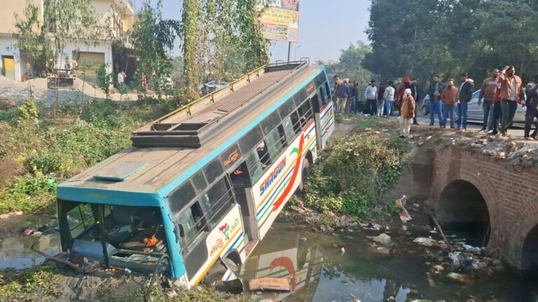Dardnaak Sadak Haadsa Bus Palti 25 Ghayal (Bijnor)
