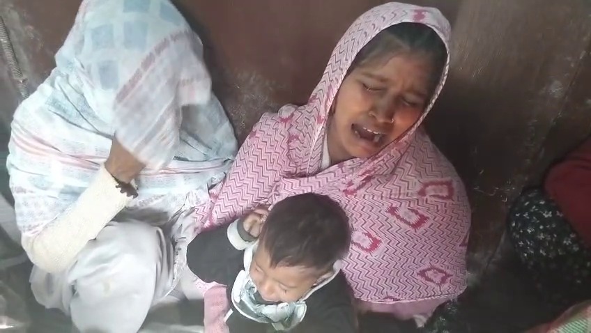 Meerut हाईवे पर भीषण सड़क हादसा: बाइक सवार मजदूर राकेश की दर्दनाक मौत, परिवार पर टूटा दुखों का पहाड़ Rote-Bilakhte Mritak Ke Parijan (Meerut)