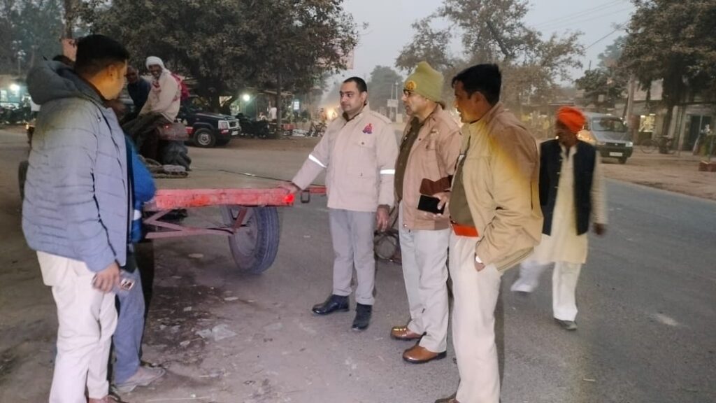 Abhiyaan Ke Dauran Vaahano Pe Reflector Tape Lagati Hapur Police