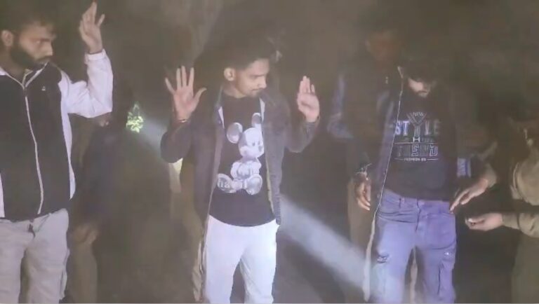 Police Muthed Me Giraftaar Aaropi (Kasganj)