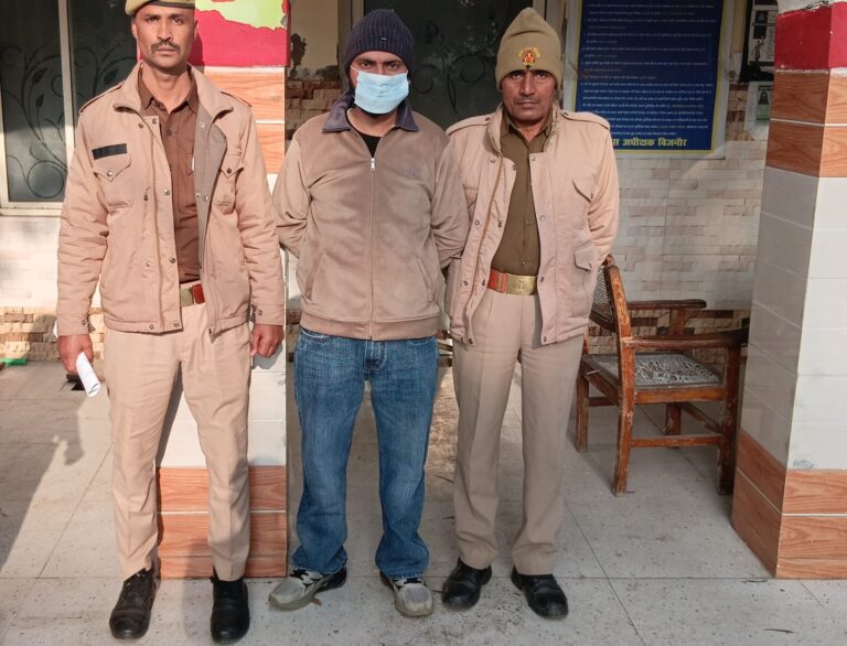 Bijnor Police Ki Giraft Me Aaropi