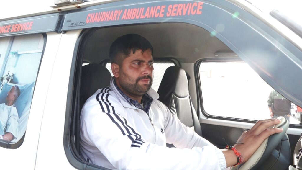 Meerut के राहुल चौधरी बने इंसानियत की मिसाल, निशुल्क एम्बुलेंस सेवा से बचा रहे जिंदगियां Rahul Chaudhary (meerut)