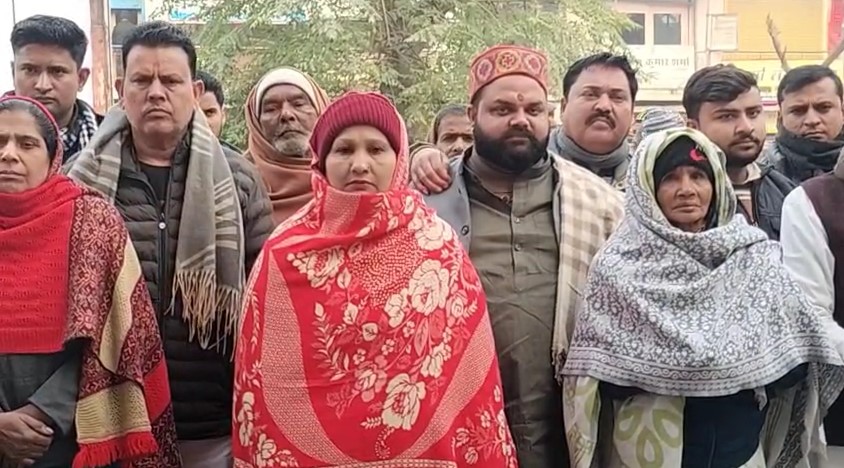 Aaropiyo Ke Khilaf Karwai Ki Maang Karte Parijan (shamli)