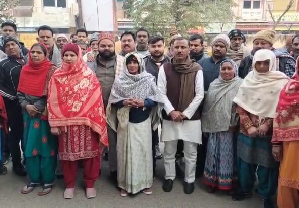 Chhatra Se Chhedchhad Ke Virodh Me Pradarshan Karte Log (shamli)