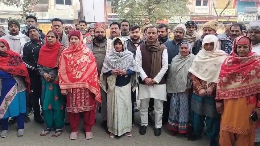 Chhatra Se Chhedchhad Ke Virodh Me Pradarshan Karte Log (shamli)