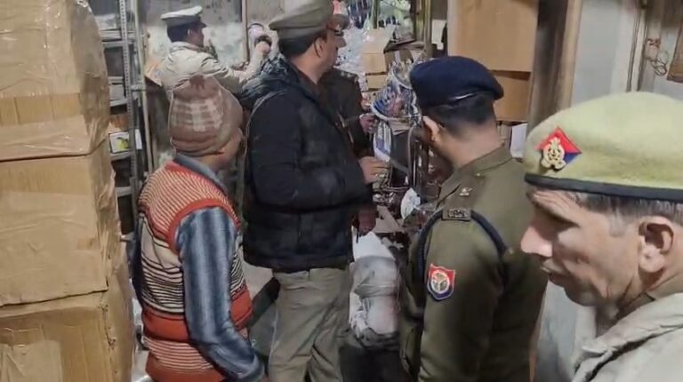 Chinese Manjhe Ke Khilaf Abhiyan Chalati Meerut Police