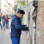 Talaab Ki Zameen Ki Paimaish Karte Adhikaari (Sambhal)