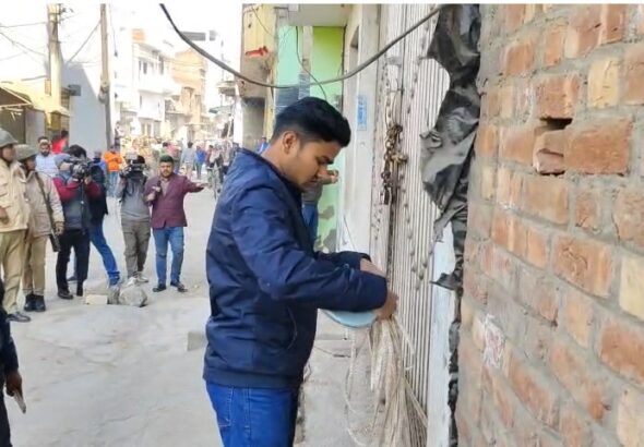 Talaab Ki Zameen Ki Paimaish Karte Adhikaari (Sambhal)
