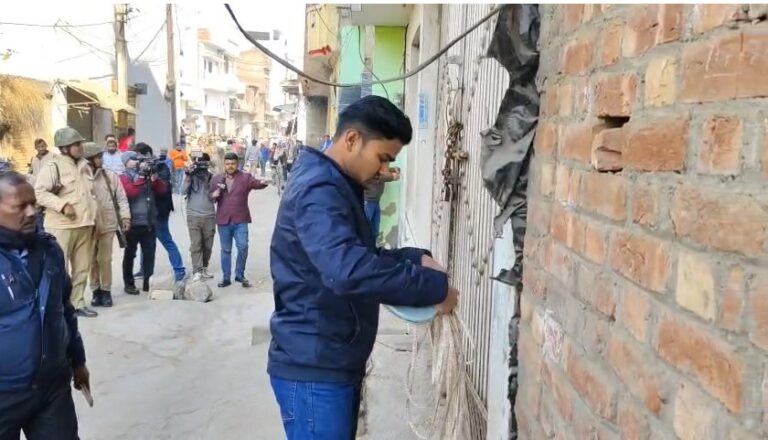 Talaab Ki Zameen Ki Paimaish Karte Adhikaari (Sambhal)
