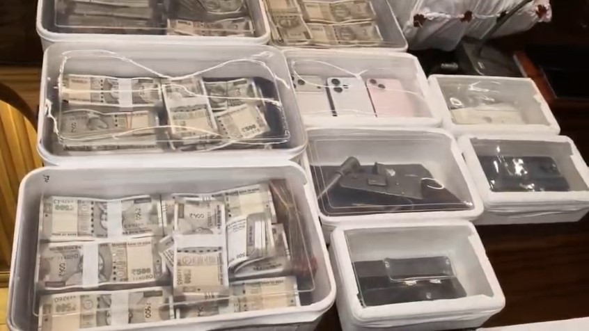 Hapur: 64 लाख की दिनदहाड़े लूट का खुलासा, पुलिस मुठभेड़ में रईस गैंग के 5 बदमाश गिरफ्तार Aaropiyo Se Baramad Loot Ka Saaman (Hapur)