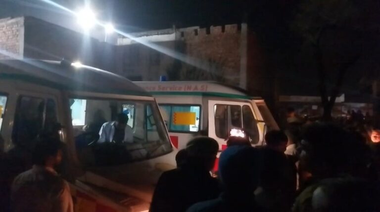 Band Makaan Me Ek Hi Parivaar Ke 5 Shav Milne Se Hadkamp (Kasganj)