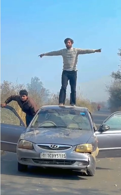 Car Ki Chhat Par Stunt Karta Yuvak (Hapur)