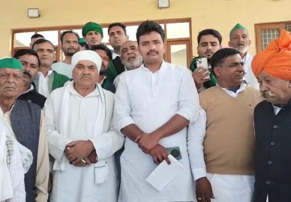 DM Shamli Ko Gyapan Dene Pahunche BKU Padadhikaari